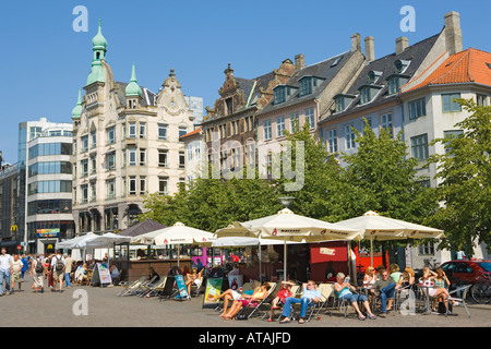 Danemark Copenhague Hojbro Plads sur les cafés en plein air Banque D'Images