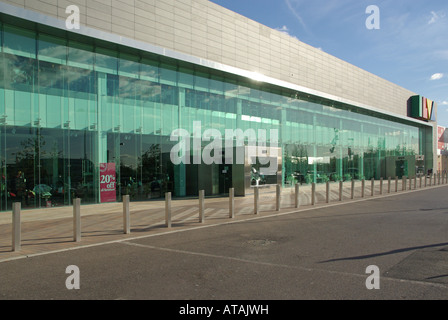 Très longue façade de verre magasin de meubles ilva avec parking et anti-RAM raid bornes de sécurité le long de la façade de magasin Lakeside Essex Angleterre Royaume-Uni Banque D'Images