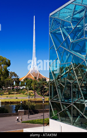 Scenic / Melbourne Melbourne landmarks,'Federation Square' Atrium (premier plan) et de l''Melbourne Arts Center',à l'arrière-plan Banque D'Images