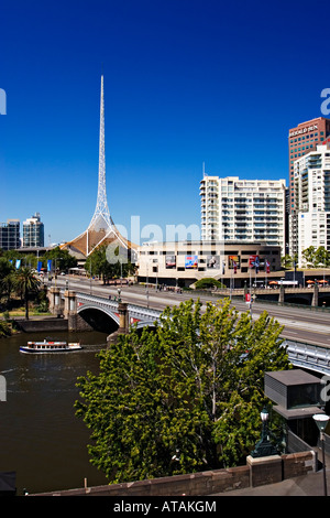 Paysage urbain de Melbourne / Melbourne's Arts Centre, est situé sur le côté sud de la rivière Yarra. Banque D'Images