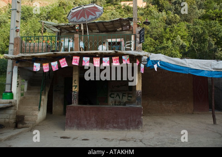 Café près de la route pour le parc national de Toubkal, Atlas, Maroc Banque D'Images