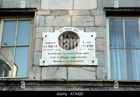 Une plaque marque la naissance à Besançon des frères Auguste et Louis Lumière, inventeurs du cinéma Banque D'Images