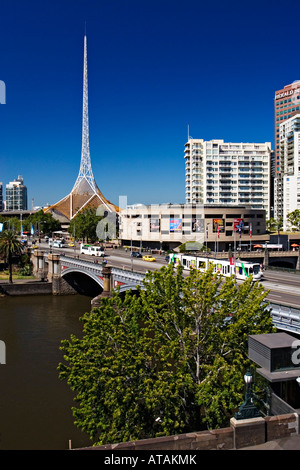 Paysage urbain de Melbourne / Melbourne's Arts Centre, est situé sur le côté sud de la rivière Yarra. Banque D'Images