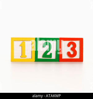 Rangée de blocs de construction de jouets avec des nombres Banque D'Images
