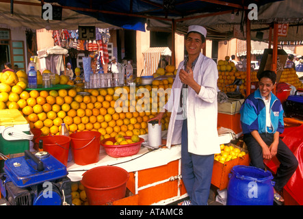 Peuple Marocain personne les hommes adolescents garçons Place Djemaa el Fna Marrakech Marrakech Province Afrique Maroc Banque D'Images