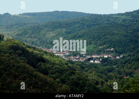 Haut dans les forêts du Jura au-dessus de la rivière Loue Mouthier-Haute-Pierre village est une belle vue dans la vallée de la Loue Banque D'Images