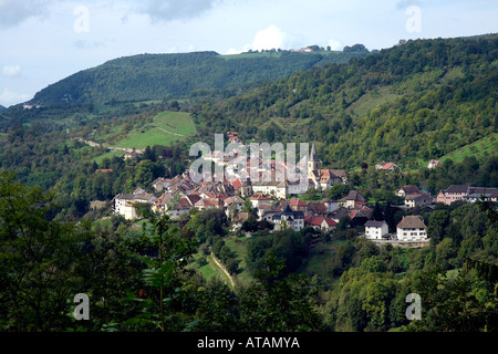 Haut dans les forêts du Jura au-dessus de la rivière Loue Mouthier-Haute-Pierre village est une belle vue dans la vallée de la Loue Banque D'Images