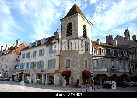 Dans la place principale, la Tour de l'Horloge L'horloge est l'emblème de la ville de Lons-le-Saunier, Capitale du Jura, France Banque D'Images