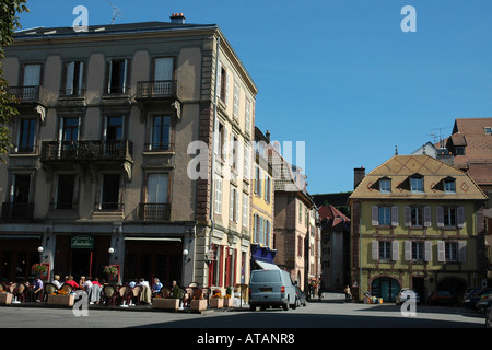 La vieille ville, une citadelle fortifiée au-delà, dans le Jura Ville de Belfort, célèbre pour son lion en pierre monumentale Bartholdi Banque D'Images