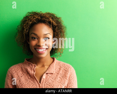 Portrait de jeune femme sur fond vert Banque D'Images