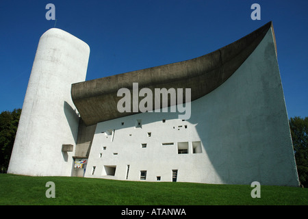 La chapelle Notre-Dame-du-haut par l'architecte Le Corbusier, sur une colline au-dessus de Ronchamp en France région du Jura Banque D'Images