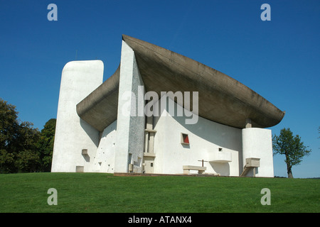 La chapelle Notre-Dame-du-haut par l'architecte Le Corbusier, sur une colline au-dessus de Ronchamp en France région du Jura Banque D'Images