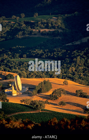 L'antenne de communications par satellite et les vignobles le long de la route le comté de Monterey Californie Cachagua Banque D'Images