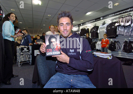 Le joueur de rugby Gavin Henson tenant son livre 'Ma' l'Année du Grand Chelem Banque D'Images