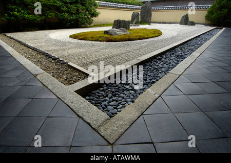 Rock Garden à Ryogen Au temple Zen au Temple Daitoku ji Japon Kyoto complexes Banque D'Images