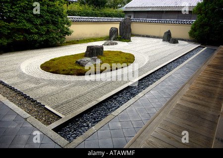 Rock Garden à Ryogen Au temple Zen au Temple Daitoku ji Japon Kyoto complexes Banque D'Images