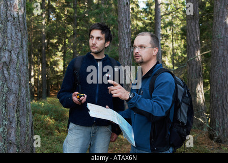 Vérifier le cours des randonneurs masculins avec une carte et un récepteur GPS Bjorno Stockholms Laan Suède Septembre 2007 Banque D'Images