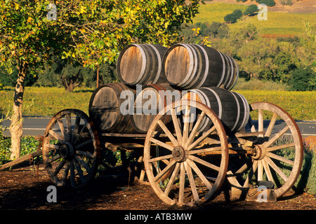 Wagon et tonneaux de vin au coucher du soleil Jepson Vignobles près Ukiah Mendocino County en Californie Banque D'Images