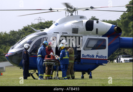 Amagansett ny 8 31 01 Un hélicoptère de la police du comté de Suffolk terres medivac derrière la caserne de amagansett Banque D'Images