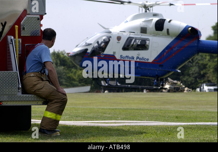 Amagansett ny 8 31 01 Un hélicoptère de la police du comté de Suffolk terres medivac derrière la caserne de amagansett Banque D'Images