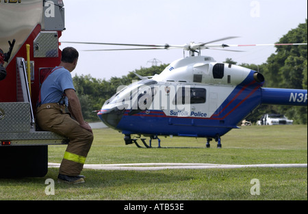 Amagansett ny 8 31 01 Un hélicoptère de la police du comté de Suffolk terres medivac derrière la caserne de amagansett Banque D'Images