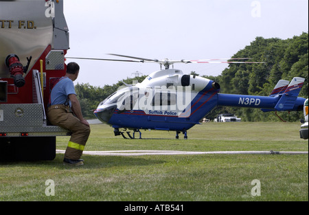 Amagansett ny 8 31 01 Un hélicoptère de la police du comté de Suffolk terres medivac derrière la caserne de amagansett Banque D'Images