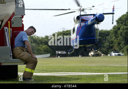 Amagansett ny 8 31 01 Un hélicoptère de la police du comté de Suffolk terres medivac derrière la caserne de amagansett Banque D'Images