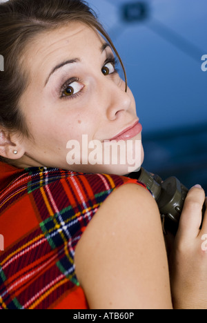 Jeune femme séduisante avec des jumelles et excusatory view Banque D'Images