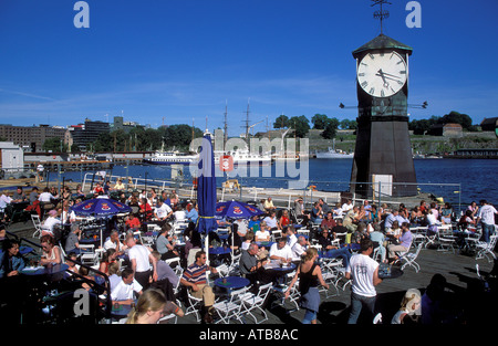 Restaurants et hôtel de ville en arrière-plan d'Oslo Norvège Aker Brygge Banque D'Images