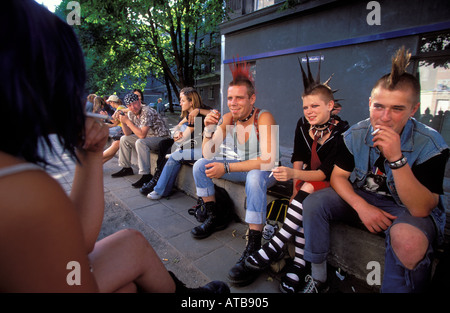 Les Punks assis à la vieille ville de Riga Lettonie Banque D'Images