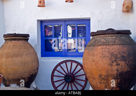 Deux pichets et roue près de fenêtre, Inn 'Venta del Quichotte', Puerto Lapice, La Mancha, Espagne Banque D'Images