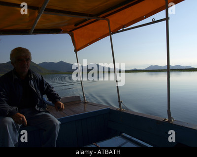 L'homme en bateau sur le lac Skutari, Serbie-et-Monténégro Banque D'Images