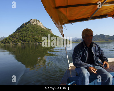 L'homme en bateau sur le lac Skutari, Serbie-et-Monténégro Banque D'Images