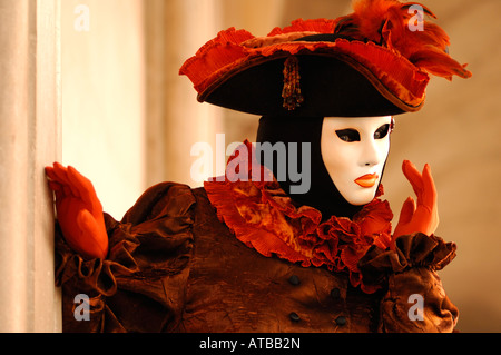 Carnaval de Venise masque blanc chapeau à plumes orange et marron orange ruff à l'costume Fête des masques de Venise Banque D'Images