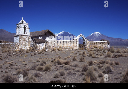 Église rustique à Lagunas, volcans Payachatas en arrière-plan, le parc national de Sajama, Bolivie Banque D'Images