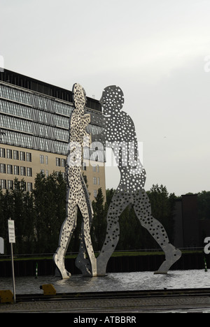 L'homme molécule sculpture moderne, Jonathan Borofsky, symbole de la réunification allemande, l'Allemagne, Berlin Banque D'Images