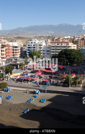 Vue sur un marché et le Mont Teide depuis le toit d'un hôtel, El Medano Tenerife Banque D'Images