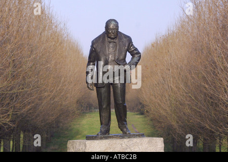 Statue de Sir Winston Churchill Woodford Green Essex England UK Banque D'Images