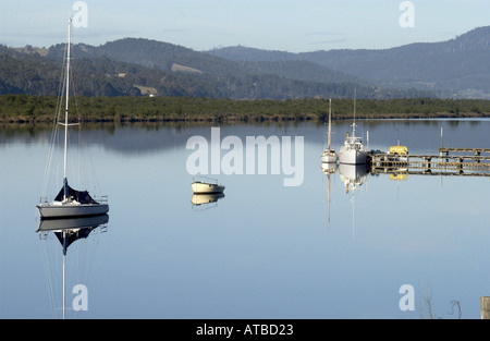 Bateaux amarrés, flottant sur la rivière Huon, Tasmanie.photo par Bruce Miller 702 Banque D'Images