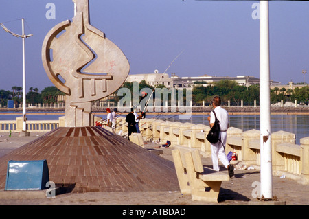 La sculpture moderne sur la corniche de Jeddah, Arabie saoudite Banque D'Images