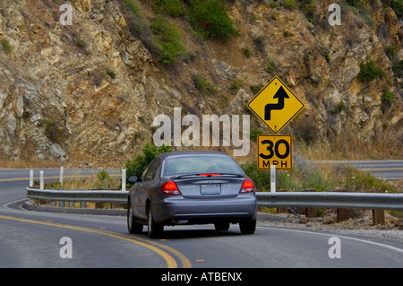 Vitesse et sécurité panneau d'avertissement sur courbe le long de l'autoroute Un 1côte de Big Sur le comté de Monterey Californie Banque D'Images