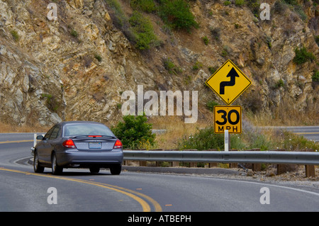 Vitesse et sécurité panneau d'avertissement sur courbe le long de l'autoroute Un 1côte de Big Sur le comté de Monterey Californa Banque D'Images