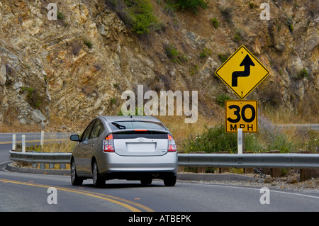 Vitesse et sécurité panneau d'avertissement sur courbe le long de l'autoroute Un 1côte de Big Sur le comté de Monterey Californie Banque D'Images