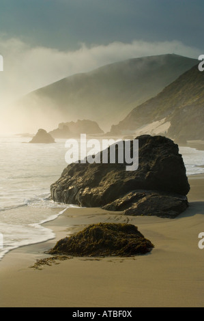 Enveloppée de brouillard collines et falaises au coucher du soleil le long de Pfeiffer Beach côte de Big Sur le comté de Monterey Californie Banque D'Images