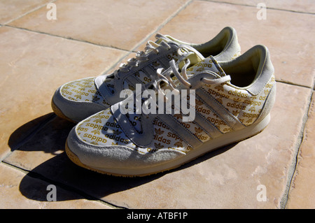 Adidas chaussure de sport chaussures retro style golden formateur occasionnel allemand couleur horizontal couleur la mode a la mode Photo Stock Alamy