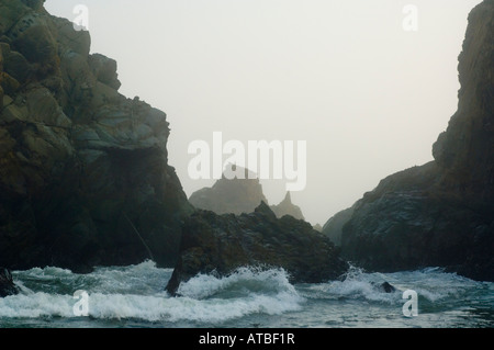 Ocean vagues se brisant sur les rochers côtiers à Pfeiffer Beach côte de Big Sur le comté de Monterey Californie Banque D'Images