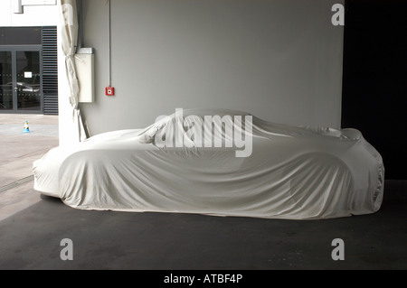 Porsche Carrera GT recouverte de tissu en une usine Porsche, Leipzig, Allemagne Banque D'Images