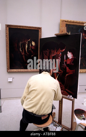 Une copie de l'artiste une peinture au musée du Louvre à Paris France Banque D'Images