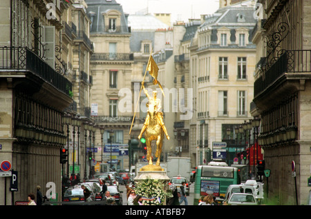 Statue de Jeanne d'Arc à la place des Pyamides à Paris France Banque D'Images