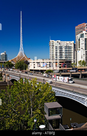 Paysage urbain de Melbourne / Melbourne's Arts Centre, est situé sur le côté sud de la rivière Yarra. Banque D'Images